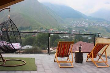 Фотографии Гостевой дом Veranda Guesthouse г. Степанцминда (Грузия) №4 Фото Гостевой дом Veranda Guesthouse г. Степанцминда 4