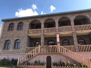 Фотографии Отель Max Hotel Gogi Alibegashvili г. Степанцминда (Грузия) №1 Фото Отель Max Hotel Gogi Alibegashvili г. Степанцминда 1