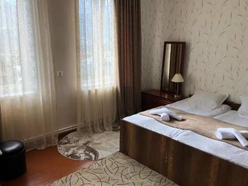 Фото номера Трехместный номер «Комфорт» с душем Гостевой дом Kazbegi Guest House г. Степанцминда 3