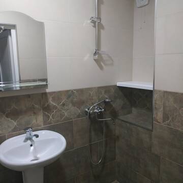 Фото номера Трехместный номер с собственной ванной комнатой Гостевой дом Mount Guest г. Степанцминда 4