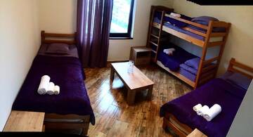 Фото номера Четырехместный номер с видом на горы Гостевой дом Veranda Guesthouse г. Степанцминда 20