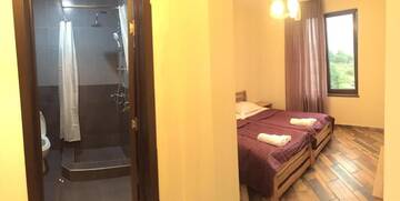 Фото номера Двухместный номер с 1 кроватью и видом на горы Гостевой дом Veranda Guesthouse г. Степанцминда 33