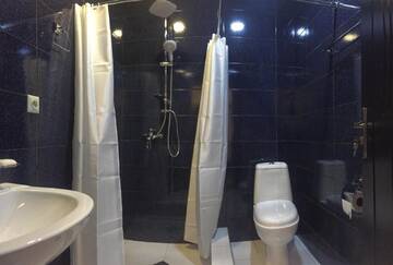 Фото номера Четырехместный номер с видом на горы Гостевой дом Veranda Guesthouse г. Степанцминда 7