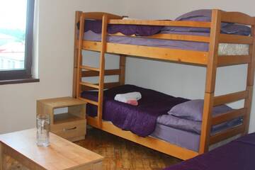 Фото номера Четырехместный номер с видом на горы Гостевой дом Veranda Guesthouse г. Степанцминда 8