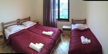 Фото номера Трехместный номер с видом на горы Гостевой дом Veranda Guesthouse г. Степанцминда 8