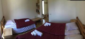 Фото номера Трехместный номер с видом на горы Гостевой дом Veranda Guesthouse г. Степанцминда 10