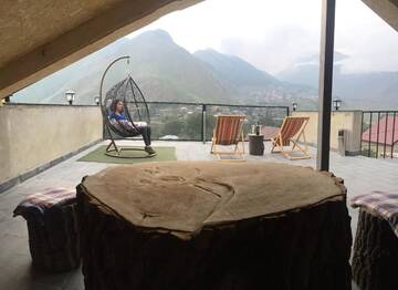 Фото номера Двухместный номер с 1 кроватью и видом на горы Гостевой дом Veranda Guesthouse г. Степанцминда 38