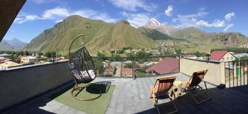 Фото номера Трехместный номер с видом на горы Гостевой дом Veranda Guesthouse г. Степанцминда 7