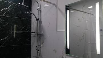 Фото номера Люкс с видом на горы Гостевой дом Guest House Sandro г. Степанцминда 5