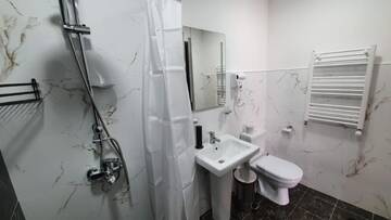 Фото номера Люкс с видом на горы Гостевой дом Guest House Sandro г. Степанцминда 4