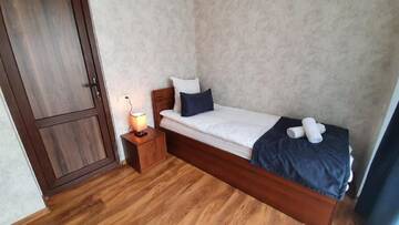 Фото номера Трехместный номер с собственной ванной комнатой Гостевой дом Guest House Sandro г. Степанцминда 8