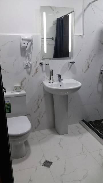 Фото номера Трехместный номер с собственной ванной комнатой Гостевой дом Guest House Sandro г. Степанцминда 11