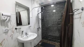 Фото номера Трехместный номер с собственной ванной комнатой Гостевой дом Guest House Sandro г. Степанцминда 9
