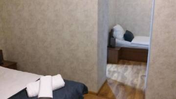 Фото номера Трехместный номер с собственной ванной комнатой Гостевой дом Guest House Sandro г. Степанцминда 12