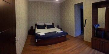 Фото номера Трехместный номер с собственной ванной комнатой Гостевой дом Guest House Sandro г. Степанцминда 13