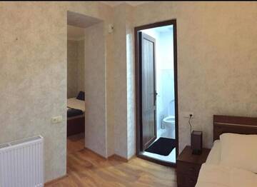 Фото номера Трехместный номер с собственной ванной комнатой Гостевой дом Guest House Sandro г. Степанцминда 14