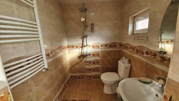 Фото номера Трехместный номер с собственной ванной комнатой Гостевой дом Guest House Sandro г. Степанцминда 10