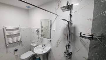 Фото номера Трехместный номер с собственной ванной комнатой Гостевой дом Guest House Sandro г. Степанцминда 2