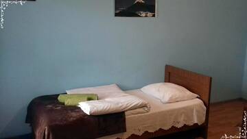 Фото номера Трехместный номер с видом на горы Мини-отель Nino Khetaguri Guest House г. Степанцминда 4