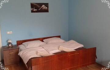 Фото номера Трехместный номер с видом на горы Мини-отель Nino Khetaguri Guest House г. Степанцминда 2