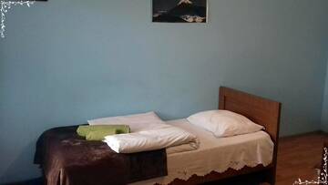 Фото номера Трехместный номер с видом на горы Мини-отель Nino Khetaguri Guest House г. Степанцминда 33