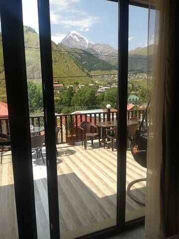 Фото номера Двухместный номер с 1 кроватью и видом на горы Гостевой дом Eastern Georgia г. Степанцминда 3