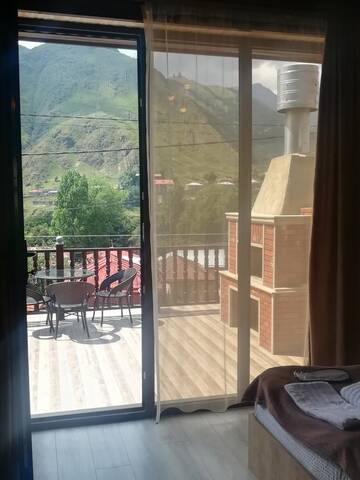 Фото номера Двухместный номер с 1 кроватью и видом на горы Гостевой дом Eastern Georgia г. Степанцминда 11