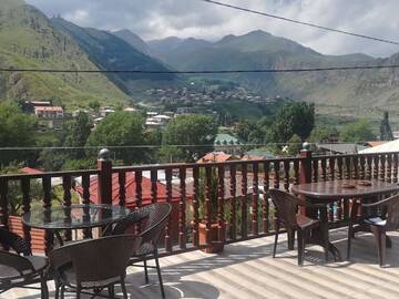 Фото номера Двухместный номер с 1 кроватью и видом на горы Гостевой дом Eastern Georgia г. Степанцминда 2