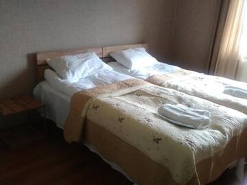 Фото номера Двухместный номер с 2 отдельными кроватями и ванной комнатой Гостевой дом Guest House Maili г. Степанцминда 6