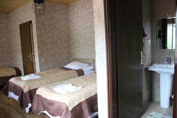 Фото номера Трехместный номер с видом на горы Гостевой дом Guest House Maili г. Степанцминда 3