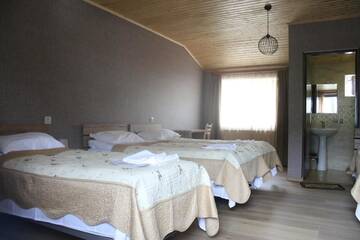 Фото номера Четырехместный номер Гостевой дом Guest House Maili г. Степанцминда 2