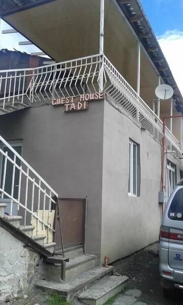 Фото номера Трехместный номер «Комфорт» с душем Гостевой дом Guest House Tadi г. Степанцминда 5