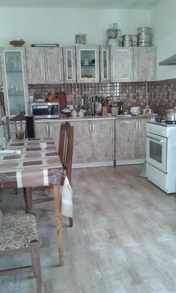 Фото номера Трехместный номер «Комфорт» с душем Гостевой дом Guest House Tadi г. Степанцминда 7