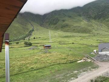 Фото номера Трехместный номер с балконом Отель Alpenhaus Kazbegi Hotel &amp; Restaurant г. Степанцминда 2