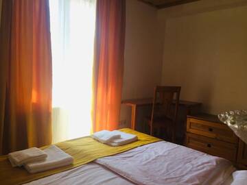 Фото номера Двухместный номер с 1 кроватью и видом на горы Отель Alpenhaus Kazbegi Hotel &amp; Restaurant г. Степанцминда 11