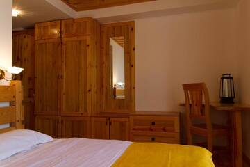 Фото номера Двухместный номер с 1 кроватью и видом на горы Отель Alpenhaus Kazbegi Hotel &amp; Restaurant г. Степанцминда 9