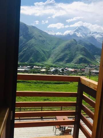 Фото номера Двухместный номер с 1 кроватью и видом на горы Отель Alpenhaus Kazbegi Hotel &amp; Restaurant г. Степанцминда 13