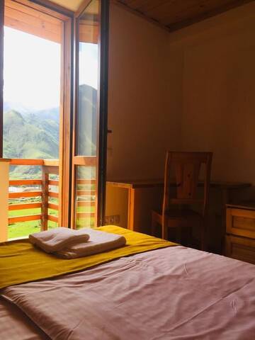Фото номера Двухместный номер с 1 кроватью и видом на горы Отель Alpenhaus Kazbegi Hotel &amp; Restaurant г. Степанцминда 4
