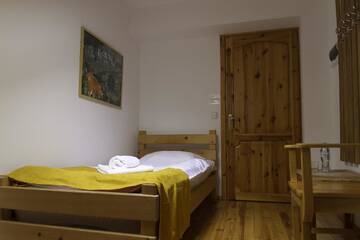 Фото номера Одноместный номер с общей ванной комнатой Отель Alpenhaus Kazbegi Hotel &amp; Restaurant г. Степанцминда 2