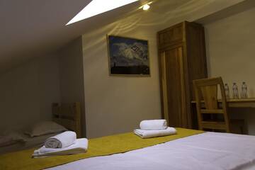 Фото номера Трехместный номер с общей ванной комнатой Отель Alpenhaus Kazbegi Hotel &amp; Restaurant г. Степанцминда 2