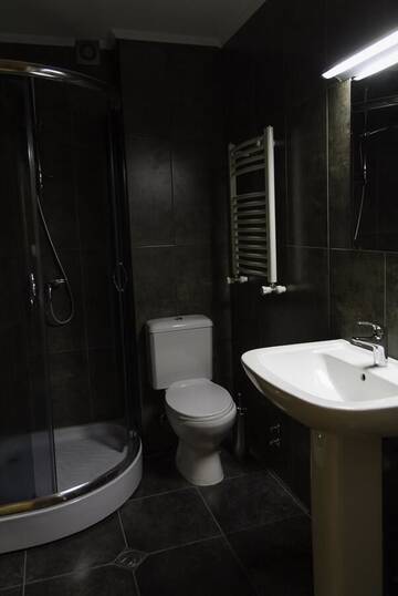 Фото номера Двухместный номер с 1 кроватью и видом на горы Отель Alpenhaus Kazbegi Hotel &amp; Restaurant г. Степанцминда 6