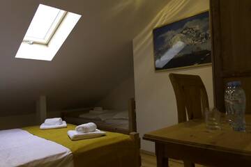Фото номера Трехместный номер с общей ванной комнатой Отель Alpenhaus Kazbegi Hotel &amp; Restaurant г. Степанцминда 3
