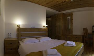 Фото номера Двухместный номер с 1 кроватью и балконом Отель Alpenhaus Kazbegi Hotel &amp; Restaurant г. Степанцминда 2