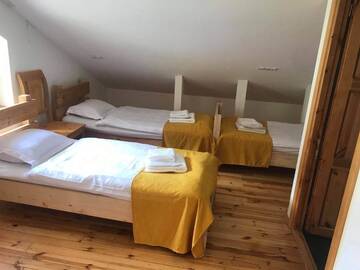 Фото номера Трехместный номер с балконом Отель Alpenhaus Kazbegi Hotel &amp; Restaurant г. Степанцминда 4