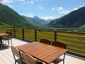 Фото номера Трехместный номер с общей ванной комнатой Отель Alpenhaus Kazbegi Hotel &amp; Restaurant г. Степанцминда 5