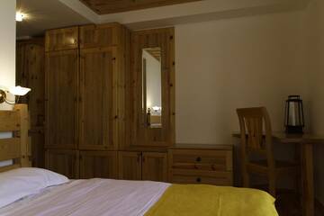 Фото номера Двухместный номер с 1 кроватью и видом на горы Отель Alpenhaus Kazbegi Hotel &amp; Restaurant г. Степанцминда 8