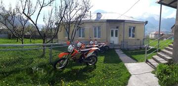 Фото номера Трехместный номер с видом на горы Гостевой дом Kushashvili 7 Sisters г. Степанцминда 26