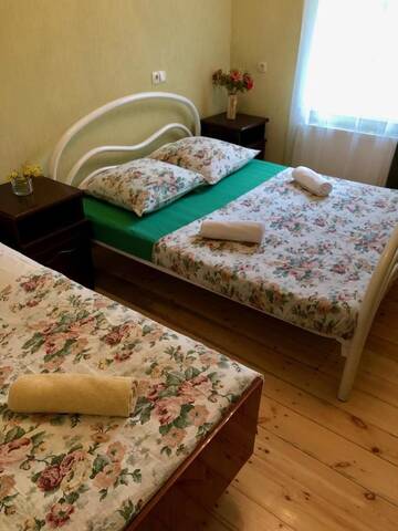 Фото номера Трехместный номер, вид на сад Гостевой дом Kushashvili 7 Sisters г. Степанцминда 8