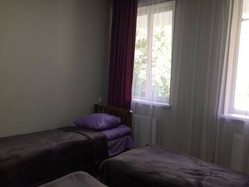 Фото номера Трехместный номер «Комфорт» с душем Гостевой дом Guest House Demma г. Степанцминда 3