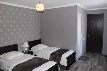 Фото номера Стандартный трехместный номер Гостевой дом Guesthouse Elia г. Степанцминда 2